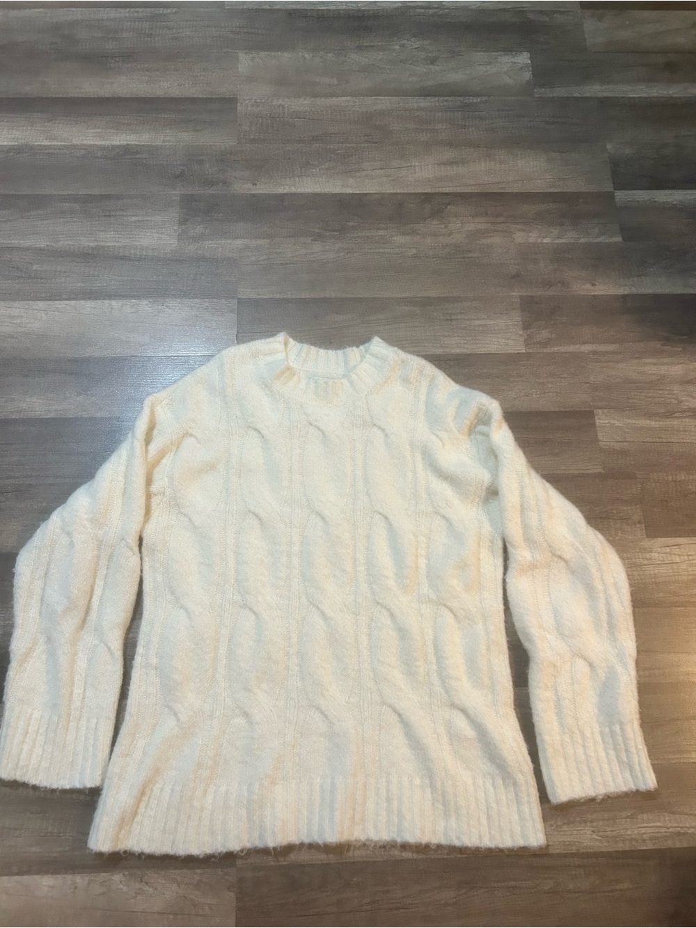 American Eagle Women’s Sweater Cream Cable Knit Size Medium